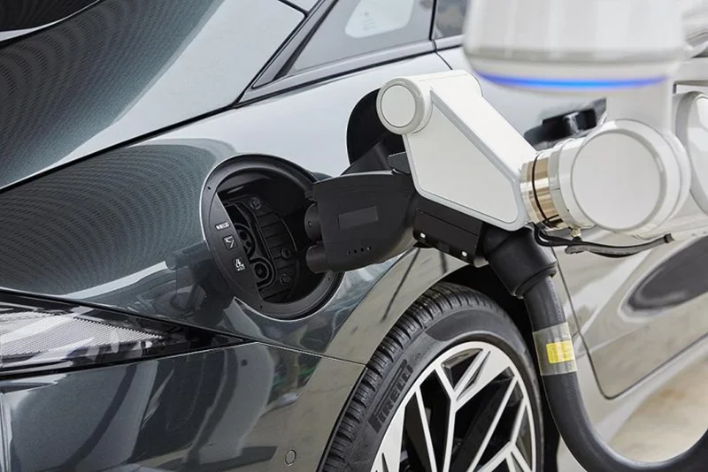 چگونه می‌توان از ربات‌ها برای شارژ خودروهای برقی استفاده کرد؟